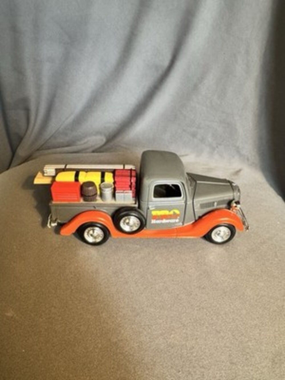 Crown Premium 1:24 Scale Die Cast Pro Hardware 1937 Ford Pickup Truck